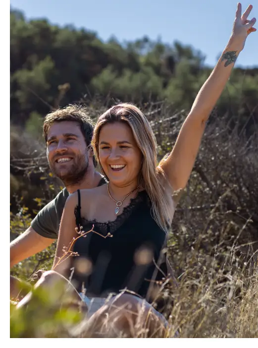 Corinna & Andreas lachend im Feld