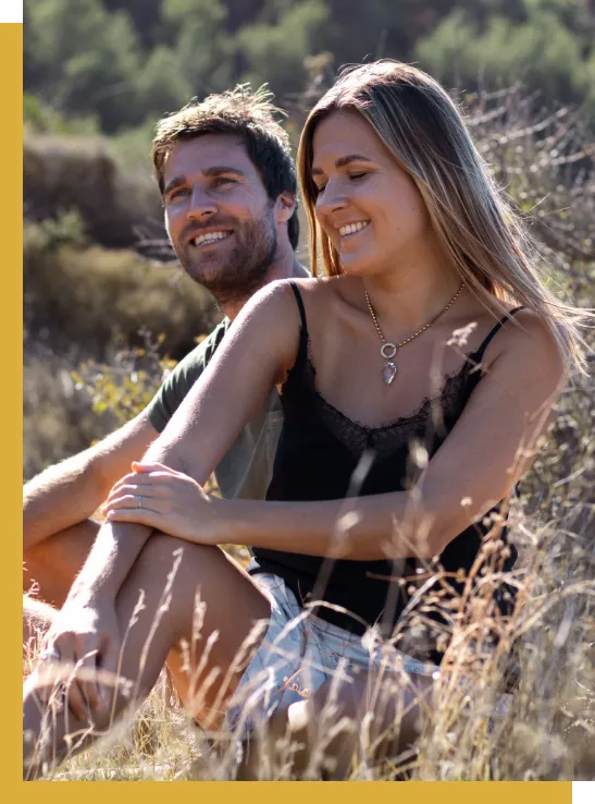 Corinna & Andreas sitzen im Feld