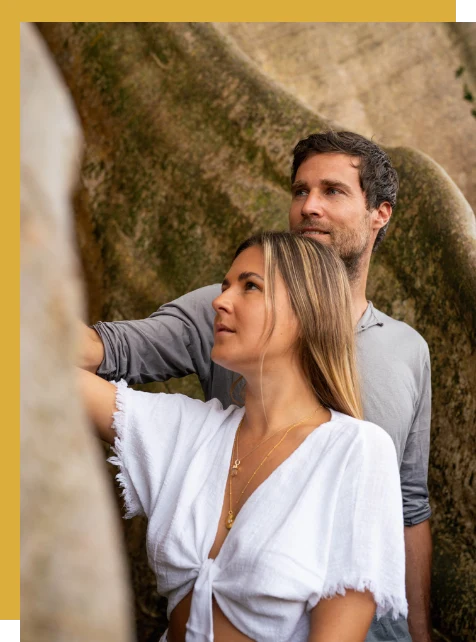 Corinna und Andreas die den Baum fühlen