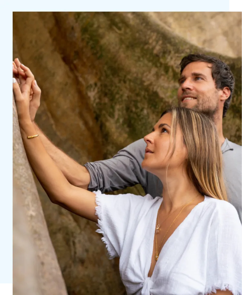 Corinna und Andreas die den Baum fühlen